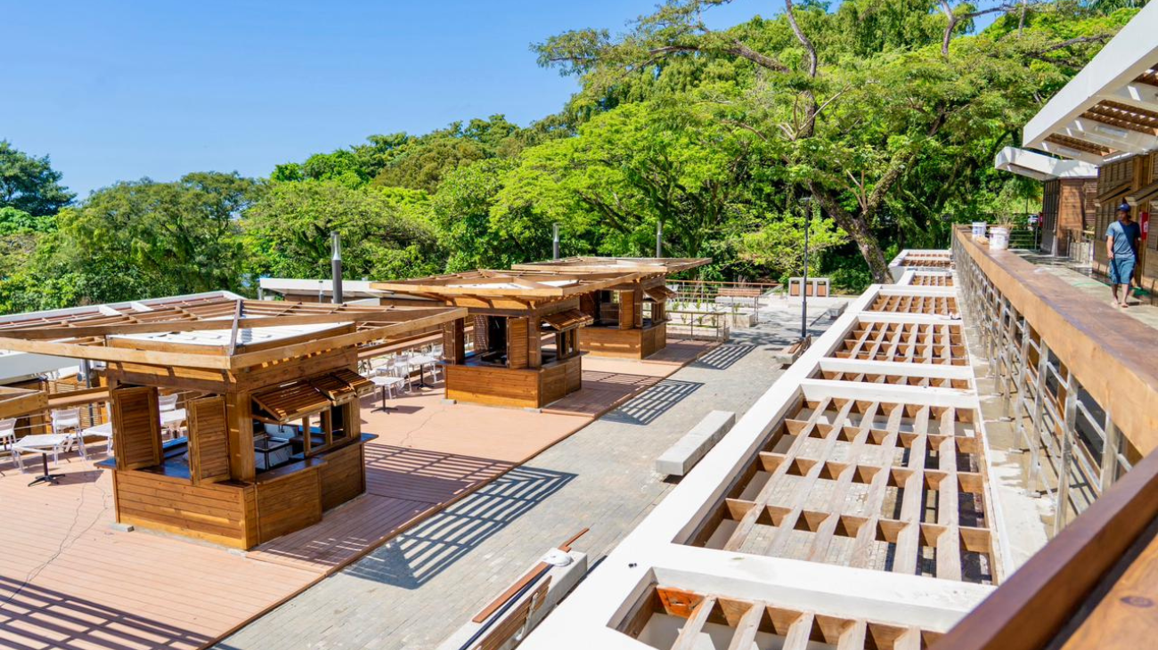 Abinader inaugura nueva plaza de vendedores en Playa Sosúa
