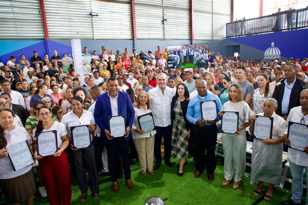 Abinader transfiere terrenos estatales al IAD para reforma agraria