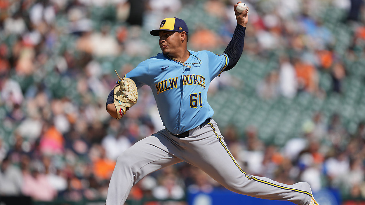 Ángel Zerpa será operado y se pierde la temporada con Brewers