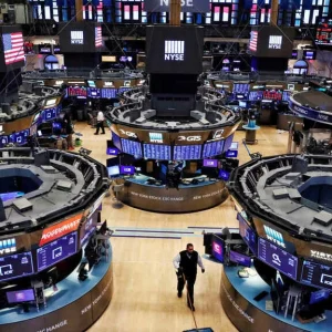 Wall Street abre mixto por tensiones EE.UU.-Irán en Ormuz