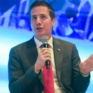 Senador de EE UU respalda alianza con Noboa contra narcotráfico