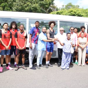 Gobierno entrega autobús al Club San Sebastián de Moca para torneo U22