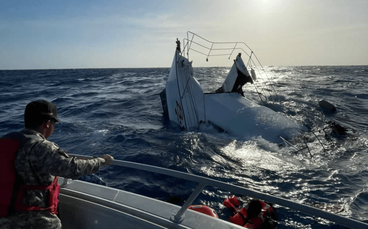 Armada rescata a dos extranjeros tras naufragio en Puerto Plata